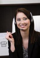 primo piano di un impiegato femminile del call center che sorride foto