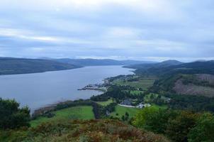 vista mozzafiato sulla pittoresca campagna di inveraray in scozia foto