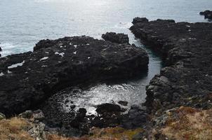 roccia lavica lungo la costa islandese foto