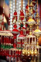 kalire indiano asiatico da sposa tintinnando campane al mercato del festival della cultura
