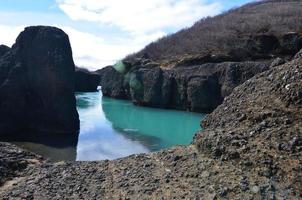 paesaggio fantastico in Islanda con grandi formazioni rocciose foto