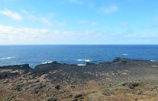 sabbia nera e costa rocciosa dell'Islanda foto