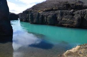 vista mozzafiato di un fiume che scorre attraverso grandi rocce foto