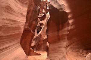 pareti strutturate di un canyon di slot in arenaria di roccia rossa foto