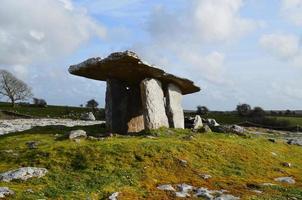 tomba a portale in pietra nella contea di clare foto