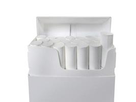 scatola di sigarette, isolata su un bianco foto