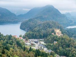 castello di hohenschwangau con il lago alpsee foto