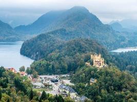 castello di hohenschwangau con il lago alpsee foto