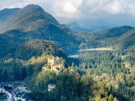 castello di hohenschwangau con il lago alpsee foto