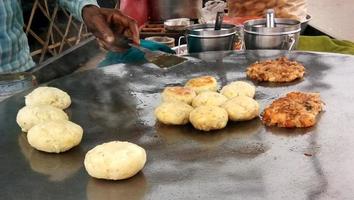 cotolette di patate fritte aloo tikki, famoso cibo di strada indiano. foto