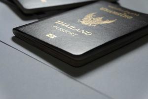 passaporti thailandesi su sfondo bianco foto