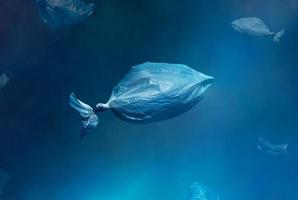 pesci di plastica e sacchetti gettati in mare foto