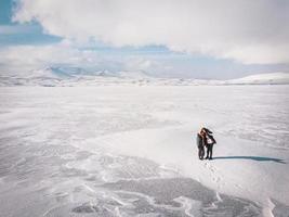 donna caucasica con ragazzo adolescente prende un selfie sul lago ghiacciato.lago georgia paravani foto