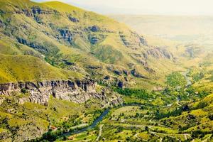 attrazione della città della grotta di vardzia dalla prospettiva aerea. siti storici unici nel concetto di georgia foto