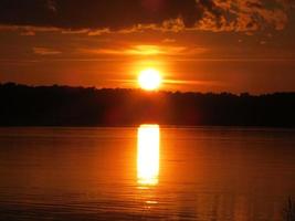 il tramonto sull'acqua, l'usato e il cielo del Mar Baltico stanno bruciando