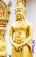 statua dorata dorata di Buddha in piedi foto