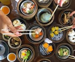 dim sum cinese al vapore in un piroscafo di bambù foto