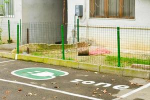 vista statica parcheggio personale per auto elettrica all'esterno nel quartiere georgiano saburtalo, tbilisi, georgia foto