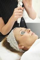 donna con trattamento laser ringiovanente della pelle in clinica foto