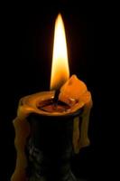 candeliere in ottone su sfondo nero foto