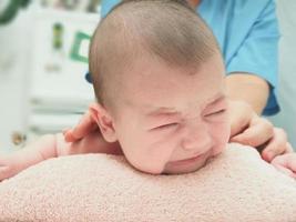 massaggio medico piccolo bambino caucasico foto