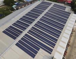 immagine aerea drone di pannelli solari installati sul tetto di un grande edificio industriale o di un magazzino. edifici industriali.le energie rinnovabili fonti sostenibili energia verde fotovoltaico. foto