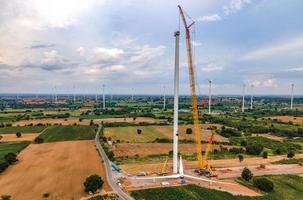 vista panoramica del parco eolico o del parco eolico, nel campo del prato si trova una delle fonti di energia elettrica più pulite e rinnovabili. con turbine ad alto vento per la generazione di energia elettrica. concetto di energia verde. foto