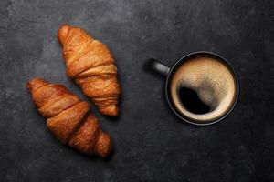 tazza di caffè con croissant foto