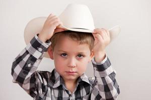 persone vere: cowboy serio bambino caucasico spalle spalle foto