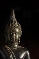 primo piano statua del buddha, concetto di fede o mente. foto