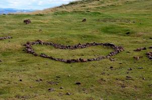 un cuore di pietre al seggio di Arthur in Scozia foto