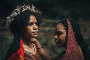 wamena, papua, indonesia, 01 giugno 2022 primo piano di giovane ragazza e madre, famiglia papua della tribù dani. foto