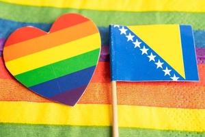 bandiera bosnia ed erzegovina su sfondo arcobaleno simbolo del movimento sociale del mese del gay pride lgbt la bandiera arcobaleno è un simbolo di lesbiche, gay, bisessuali, transgender, diritti umani, tolleranza e pace. foto