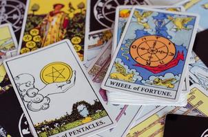 carte dei tarocchi con carta della ruota della fortuna e carte di buon significato. foto