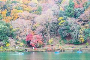 foglie colorate montagne e fiume katsura ad arashiyama, punto di riferimento del paesaggio e popolare per le attrazioni turistiche a kyoto, in giappone. autunno autunno stagione, vacanze, vacanze e concetto di visite turistiche foto