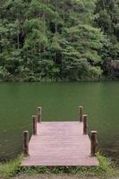 ponte contro lo sfondo della natura del lago e della foresta a pang oung, mae hong son, thailandia. concetto di viaggio, all'aperto, naturale e di vacanza foto