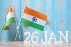 testo in legno del 26 gennaio con bandiere dell'india in miniatura. festa della repubblica indiana e concetti di celebrazione felice foto