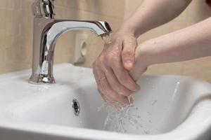 igiene. lavarsi le mani. lavarsi le mani con acqua pulita. mano di donna. proteggiti dalla pandemia del coronavirus covid-19. foto ravvicinata