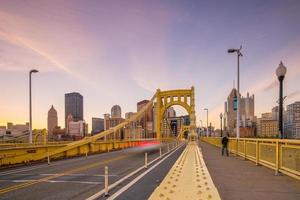 panorama del centro di Pittsburgh al crepuscolo foto