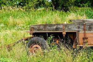 un vecchio veicolo utilitario agricolo abbandonato e dimenticato nel vecchio paese di Amburgo foto