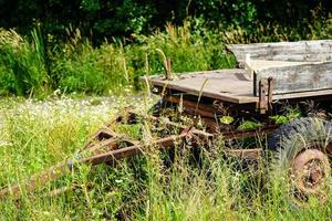 un vecchio veicolo utilitario agricolo abbandonato e dimenticato nel vecchio paese di Amburgo foto