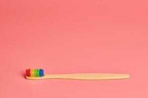 spazzolino da denti in bambù ecologico. strumento per la cura personale per proteggere la cavità orale, rimuovere la placca e il tartaro. foto