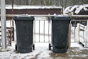 bidoni della spazzatura grigi, contenitori della spazzatura all'aperto in inverno foto