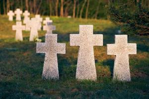 croci di pietra di granito nel cimitero militare tedesco, russia foto
