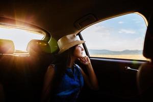 donna viaggia in auto con la luce del sole e pittoresco foto