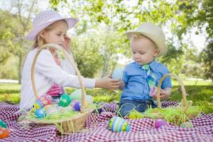 carino giovane fratello e sorella godendo le loro uova di Pasqua fuori