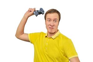 giocatore arrabbiato con gamepad wireless vestito con t-shirt gialla isolata su sfondo bianco foto
