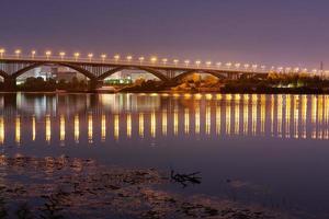 illuminazione notturna del ponte della città foto