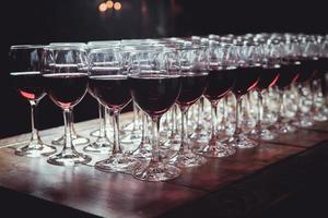 bicchieri di vino sul tavolo foto