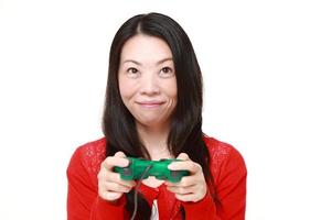 donna giapponese che gode di un videogioco